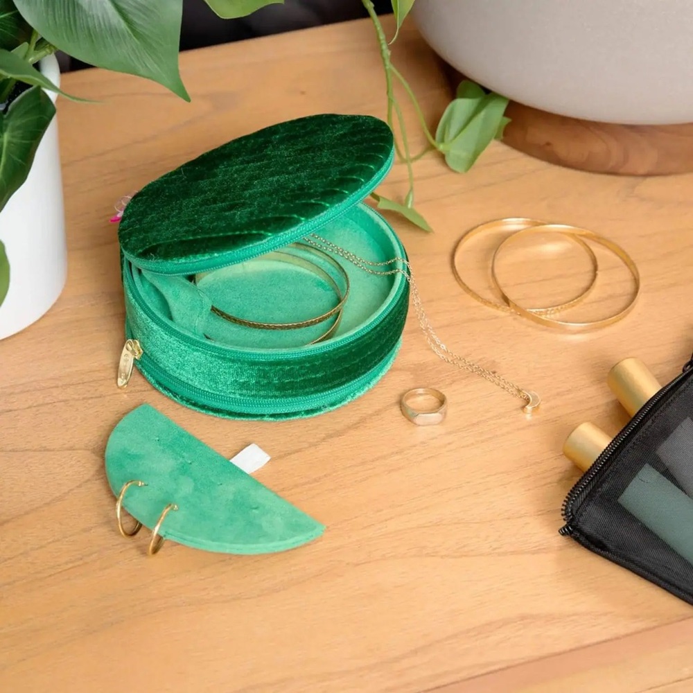 NWT Miamici Green Plush Velvet Jewelry Case